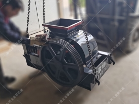 2PGC400X250小型双齿辊91抖音免费视频发往安徽蚌埠破碎玻璃